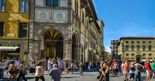 Mancatul pe strada, interzis intr-un oras din Europa. Turistii, obligati sa aleaga restaurantele