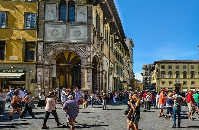 Mancatul pe strada, interzis intr-un oras din Europa. Turistii, obligati sa aleaga restaurantele