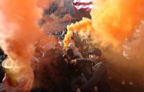 Mai multe grupari de suporteri cer legalizarea folosirii tortelor si fumigenelor pe stadioane