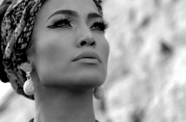 [VIDEO] Jennifer Lopez si-a pierdut parul pe scena