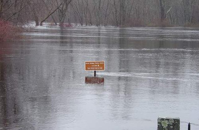 Inundatiile interminabile continua sa faca victime in Thailanda