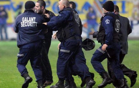 Suporterul care l-a lovit pe Galamaz ramane in arest