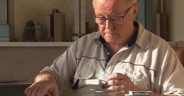 Un pensionar a construit un oras cu 4.000 de cladiri din carton timp de 65 de ani/ VIDEO