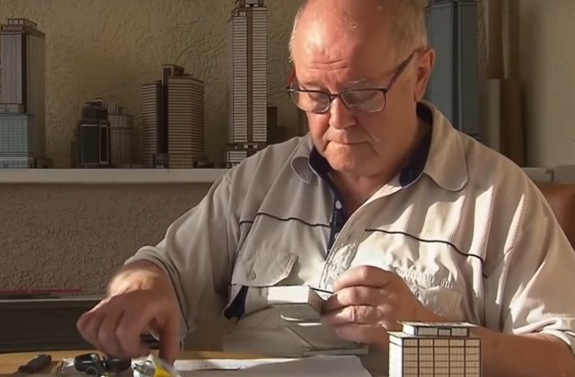 Un pensionar a construit un oras cu 4.000 de cladiri din carton timp de 65 de ani/ VIDEO
