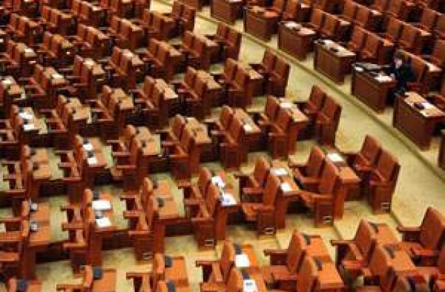 Deputatii au tinut cu dintii de bugetul lor marit