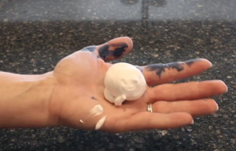  Top  Nu o folosesc doar barbatii. 10 intrebuintari mai putin cunoscute ale spumei de ras