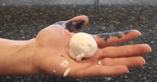  Top  Nu o folosesc doar barbatii. 10 intrebuintari mai putin cunoscute ale spumei de ras