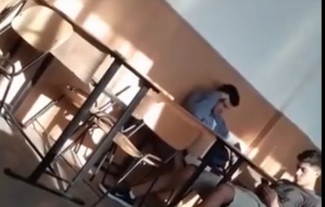 Elev filmat in timp ce ameninta si jigneste o profesoara: "Stai sa vezi ce o bat cand iese din scoala!" / VIDEO