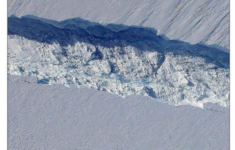 Un iceberg cat New York-ul se formeaza in Antarctica