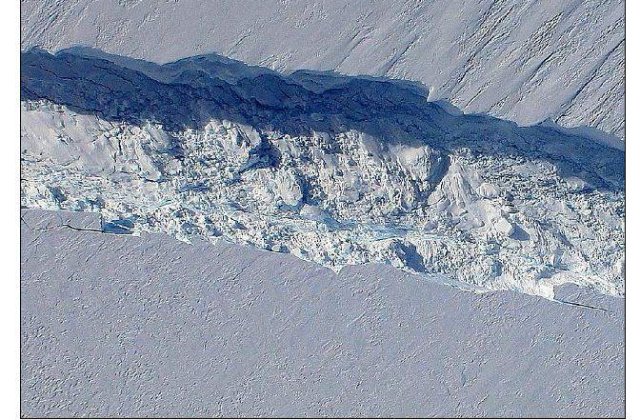 Un iceberg cat New York-ul se formeaza in Antarctica
