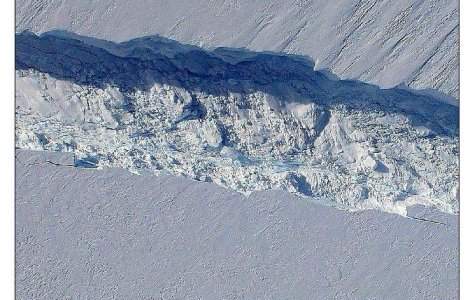 Un iceberg cat New York-ul se formeaza in Antarctica