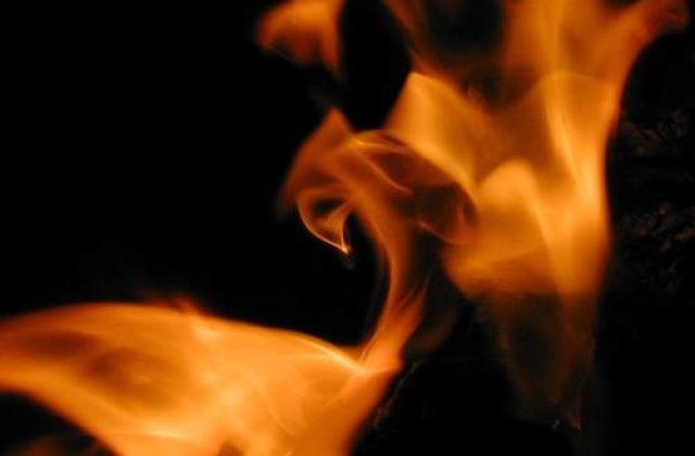 [VIDEO] Incendiu puternic de 24 de ore pe Transalpina