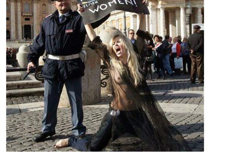  Video  Protest topless in fata Papei