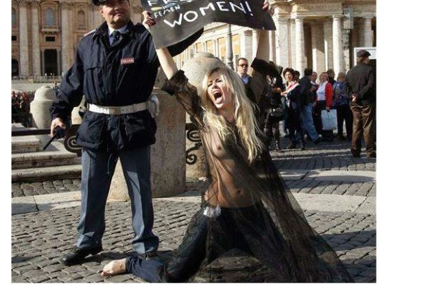 [VIDEO] Protest topless in fata Papei