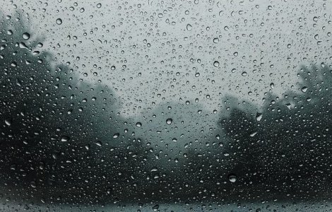 Cod galben de averse si descarcari electrice in 9 judete, in urmatoarea ora