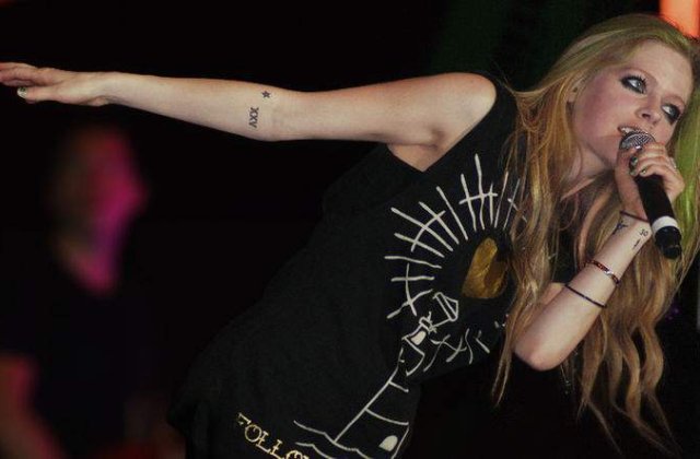 Avril Lavigne, de urgenta la spital dupa ce a fost batuta intr-un bar