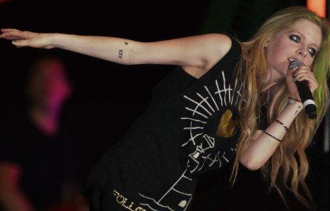 Avril Lavigne, de urgenta la spital dupa ce a fost batuta intr-un bar