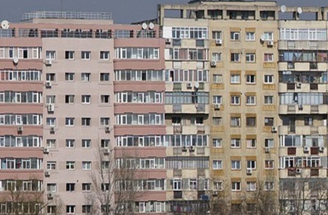 O femeie a murit dupa ce  a cazut de la etajul al cincilea al unui bloc