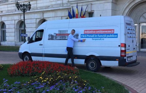 USR a depus la Parlament primele 300.000 de semnaturi pentru initiativa "Fara penali in functii publice"