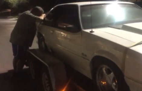 Copiii i-au cumparat tatalui masina vanduta pentru a le ingriji mama