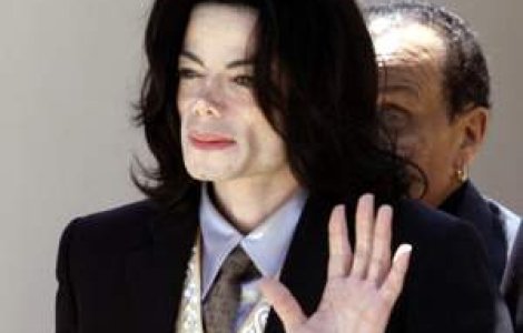 Michael Jackson putrezeste de viu