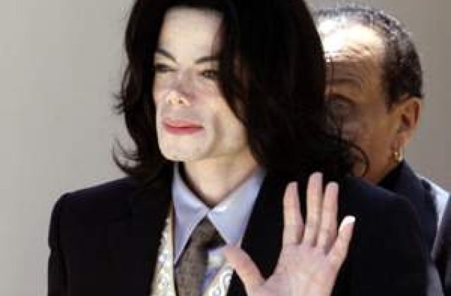 Michael Jackson putrezeste de viu