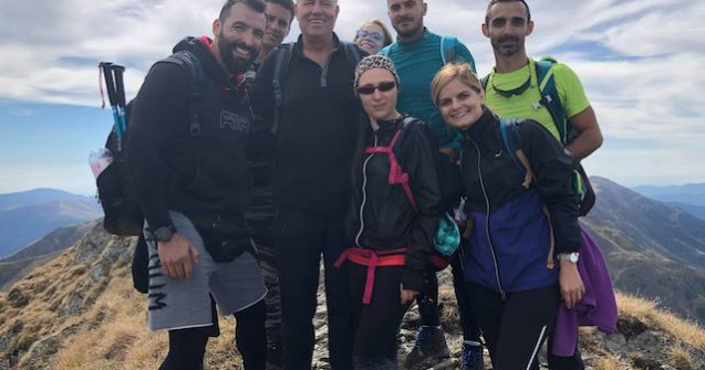 Presedintele Iohannis s-a fotografiat cu un grup de turisti, la munte