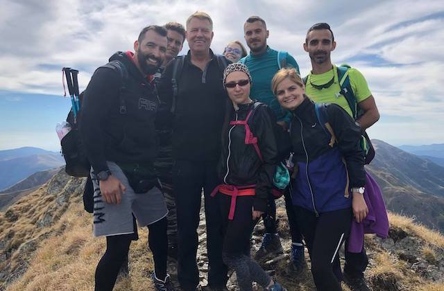 Presedintele Iohannis s-a fotografiat cu un grup de turisti, la munte
