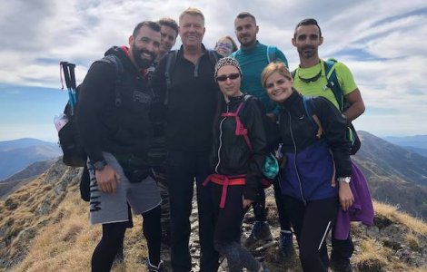 Presedintele Iohannis s-a fotografiat cu un grup de turisti, la munte