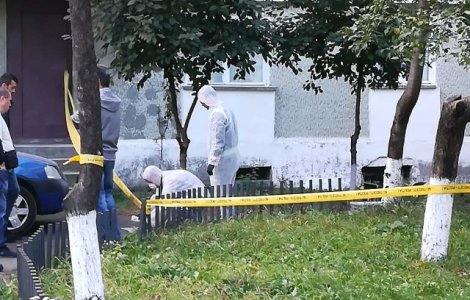 Un barbat a murit dupa ce a cazut de la etajul al treilea al unui bloc