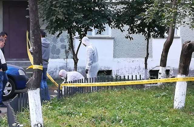 Un barbat a murit dupa ce a cazut de la etajul al treilea al unui bloc