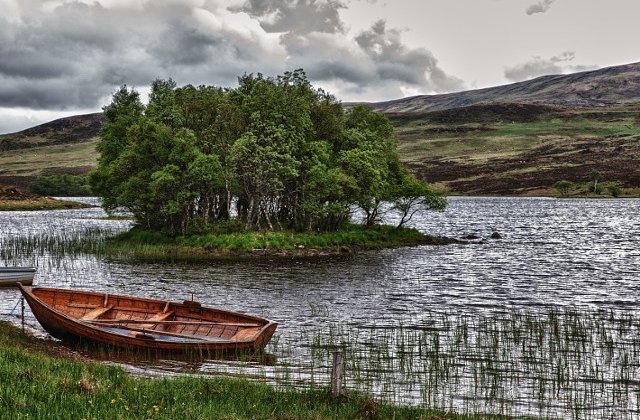 Un tanar a murit inecat, dupa ce barca in care se afla s-a lovit de o buturuga