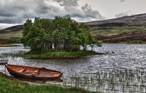 Un tanar a murit inecat, dupa ce barca in care se afla s-a lovit de o buturuga
