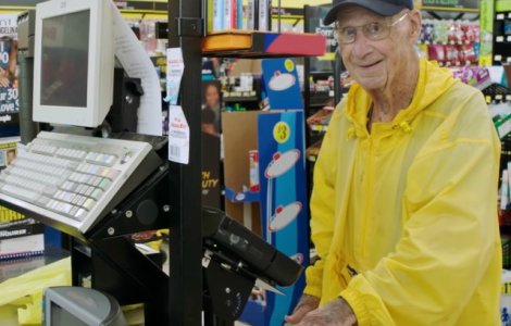 Un batran schimba comunitatea in care traieste, impartind ciocolata