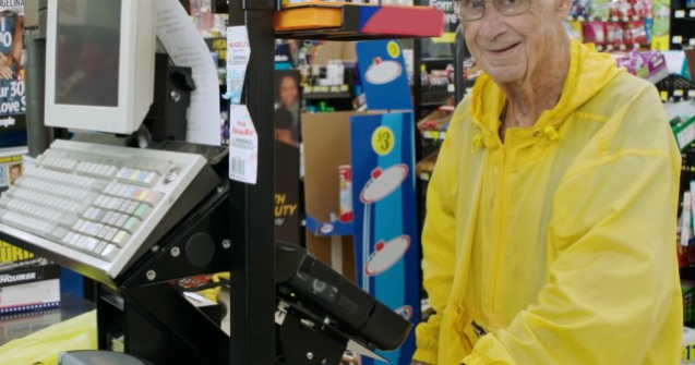 Un batran schimba comunitatea in care traieste, impartind ciocolata