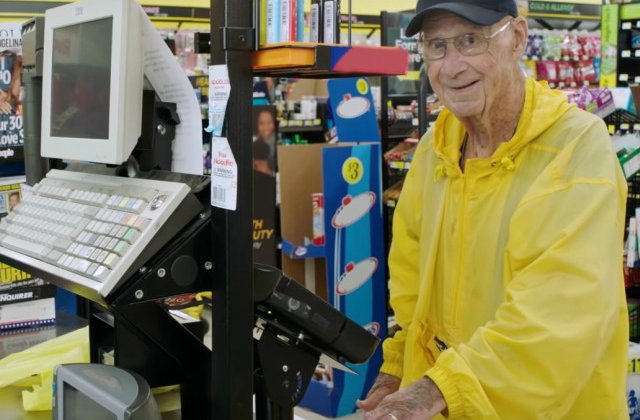 Un batran schimba comunitatea in care traieste, impartind ciocolata / VIDEO