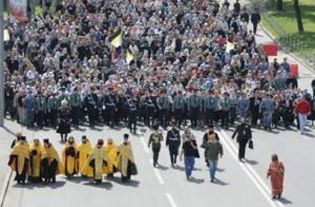 Oamenii, programati genetic pentru credinta in Dumnezeu