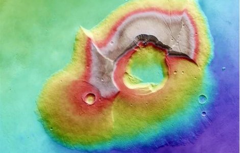  Foto  Planeta Marte se mandreste cu un vulcan curcubeu