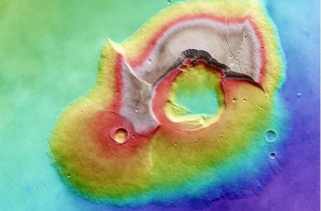 [FOTO] Planeta Marte se mandreste cu un vulcan curcubeu
