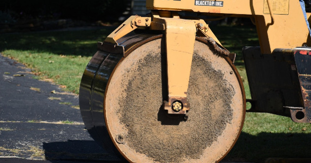O femeie a fost accidentata mortal de un utilaj folosit la modernizarea unui drum