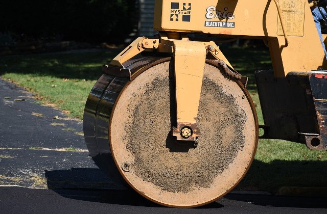 O femeie a fost accidentata mortal de un utilaj folosit la modernizarea unui drum