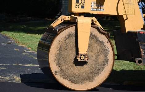 O femeie a fost accidentata mortal de un utilaj folosit la modernizarea unui drum