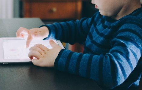 Studiu: Mai mult de doua ore petrecute de copii in fata ecranelor le afecteaza capacitatile cognitive