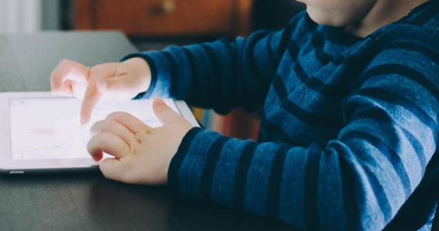 Studiu: Mai mult de doua ore petrecute de copii in fata ecranelor le afecteaza capacitatile cognitive