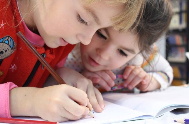 9 activitati distractive pe care copiii le pot intreprinde in zilele ploioase