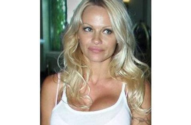 Pamela Anderson, in rolul Fecioarei Maria