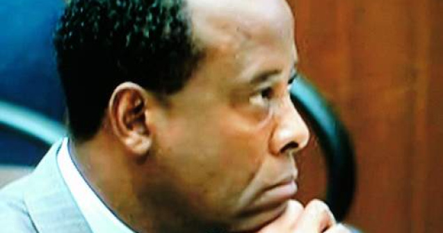 Conrad Murray risca sa fie ucis