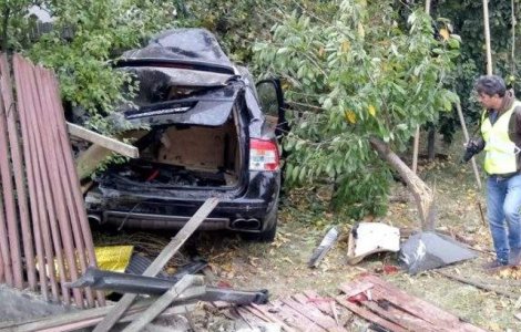 Un barbat a murit dupa ce a intrat cu masina intr-un stalp
