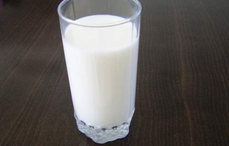  Video  Prezentare de moda cu haine facute din... lapte!