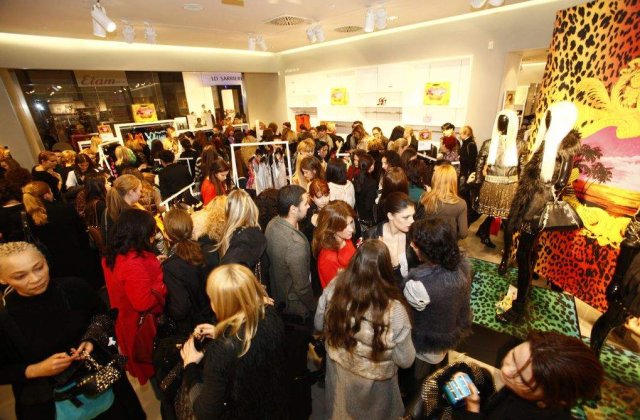 [FOTO] Ce vedete poarta Versace for H&M